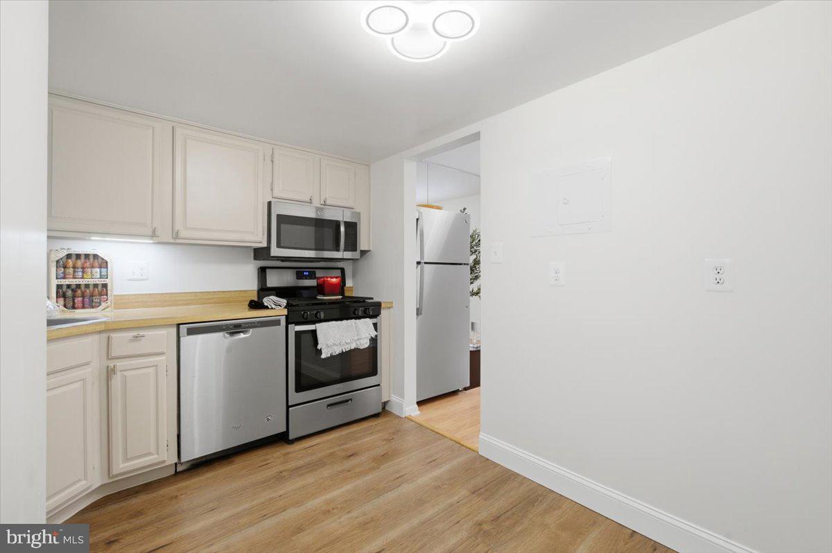 1427 NORTHGATE SQUARE 27/22B