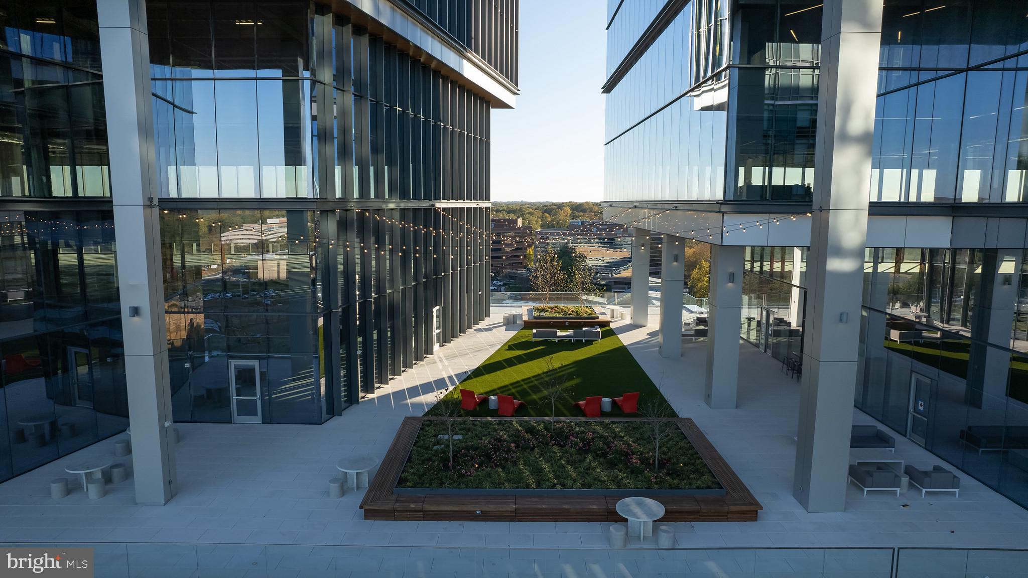 1427 NORTHGATE SQUARE 27/22B