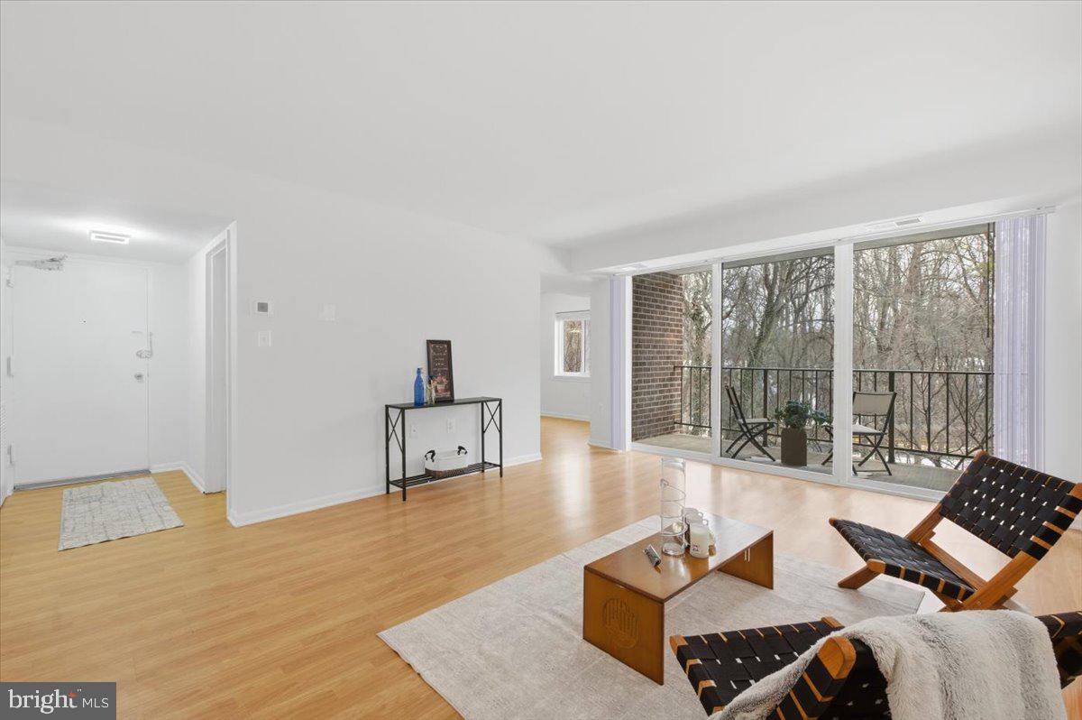 1427 NORTHGATE SQUARE 27/22B