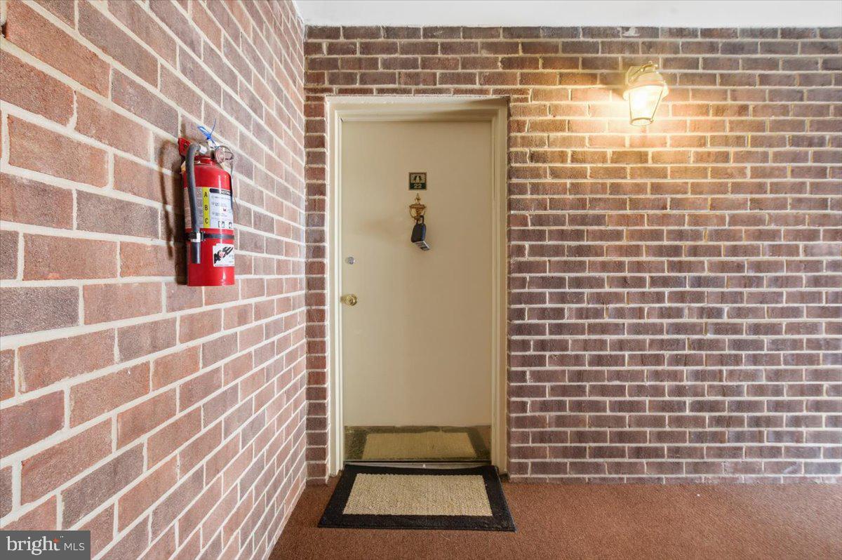 1427 NORTHGATE SQUARE 27/22B