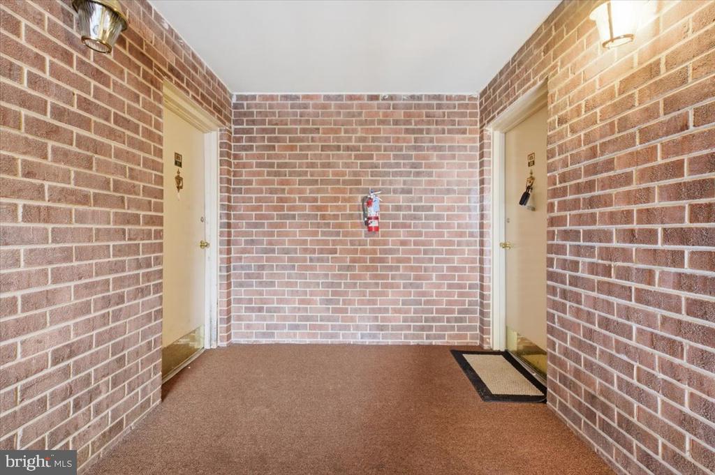 1427 NORTHGATE SQUARE 27/22B