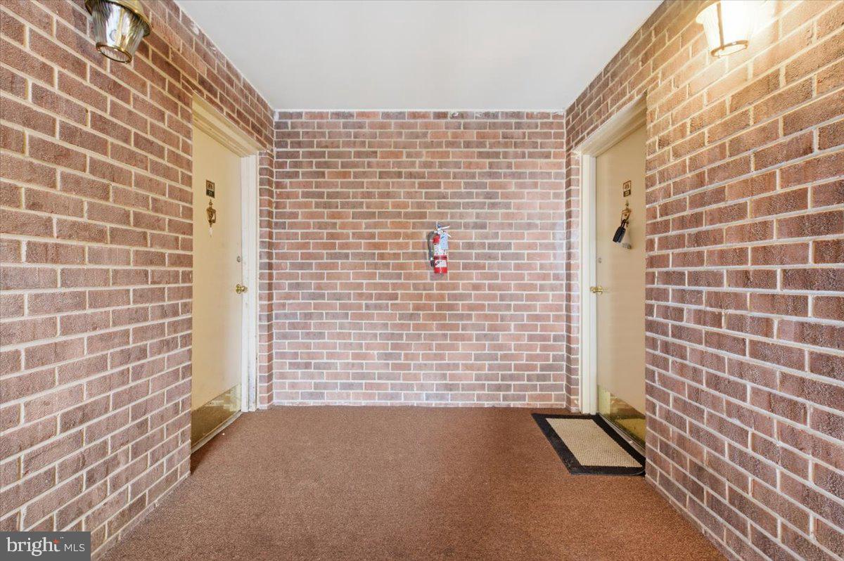 1427 NORTHGATE SQUARE 27/22B