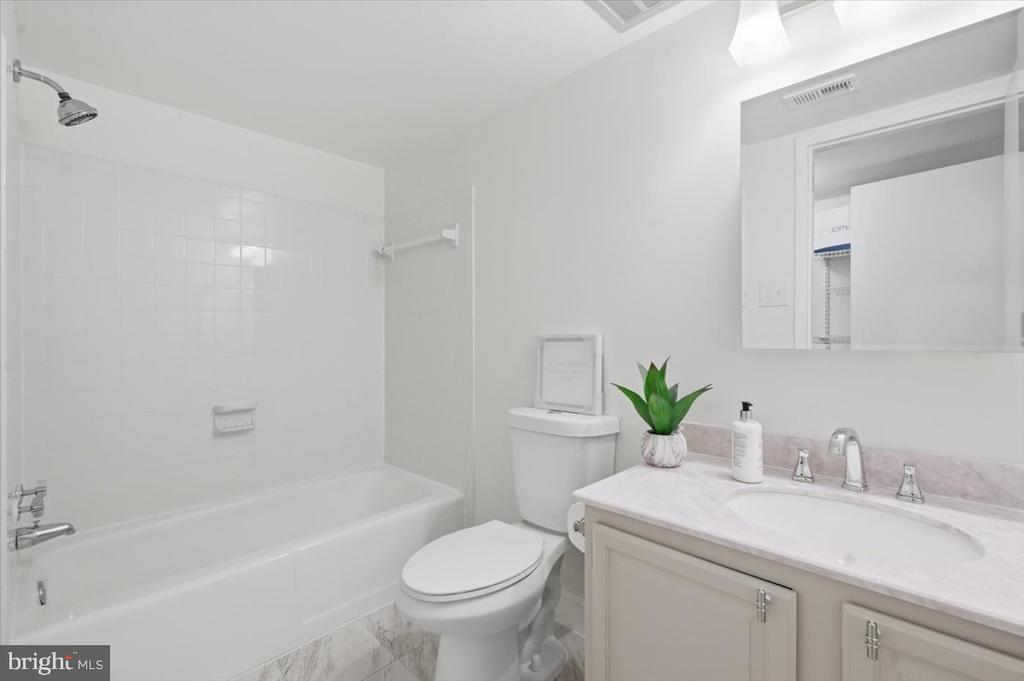 1427 NORTHGATE SQUARE 27/22B