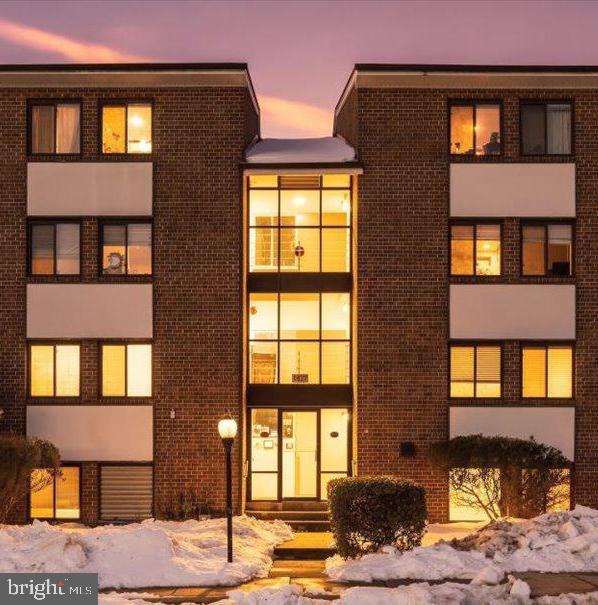 1427 NORTHGATE SQUARE 27/22B