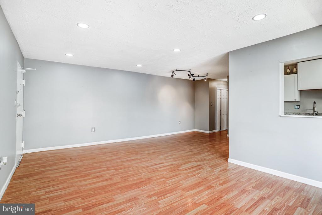 5612 BLOOMFIELD DRIVE 204