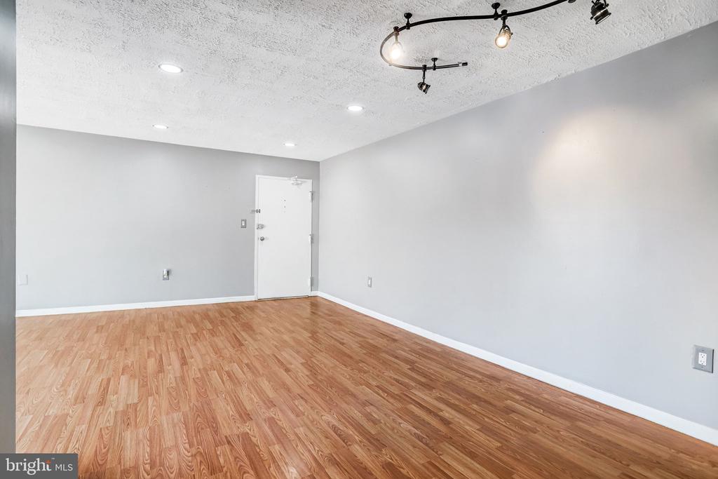 5612 BLOOMFIELD DRIVE 204
