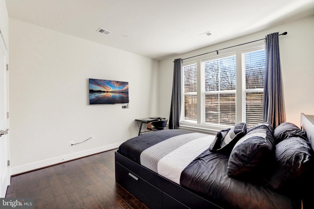 1951 RESTON VALLEY WAY 1