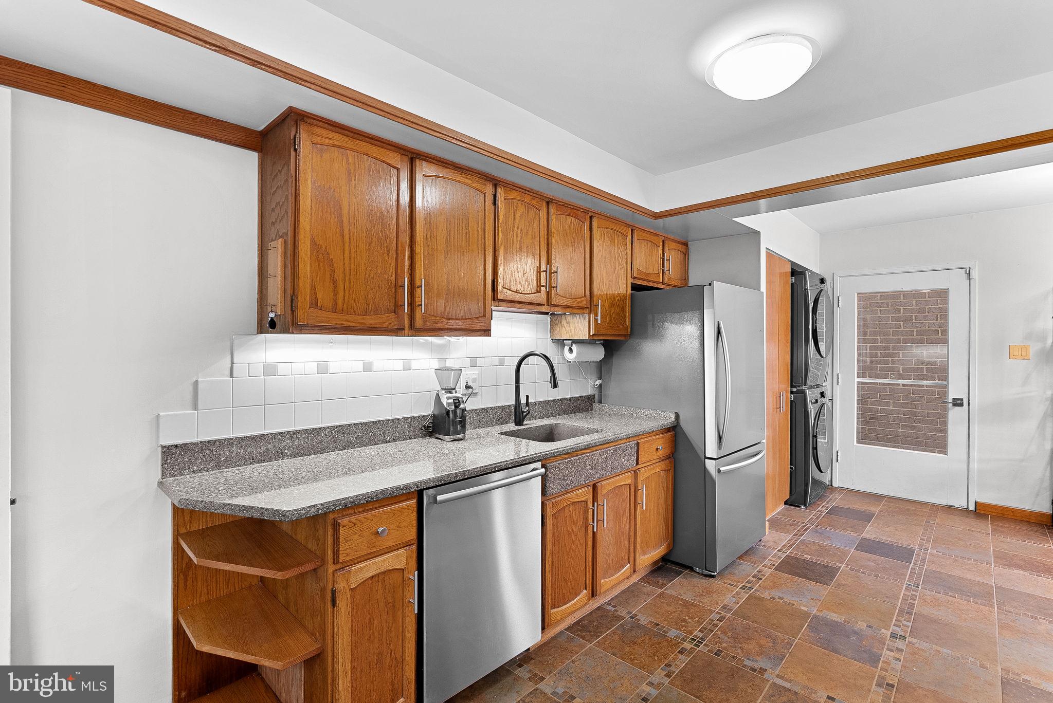 1628 GREENBRIAR COURT