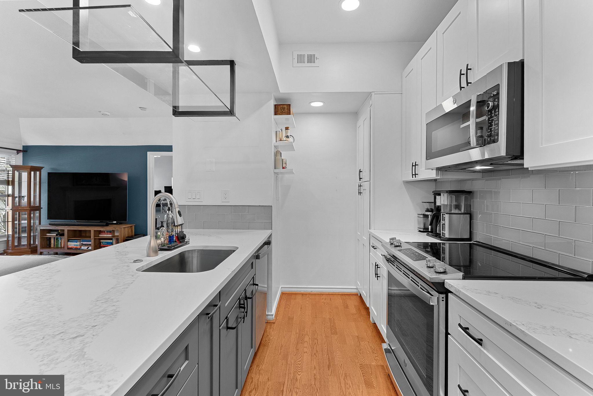 3916 PENDERVIEW DRIVE 428