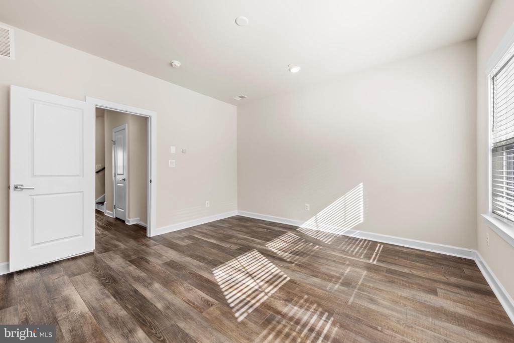13039 HATTONTOWN SQUARE