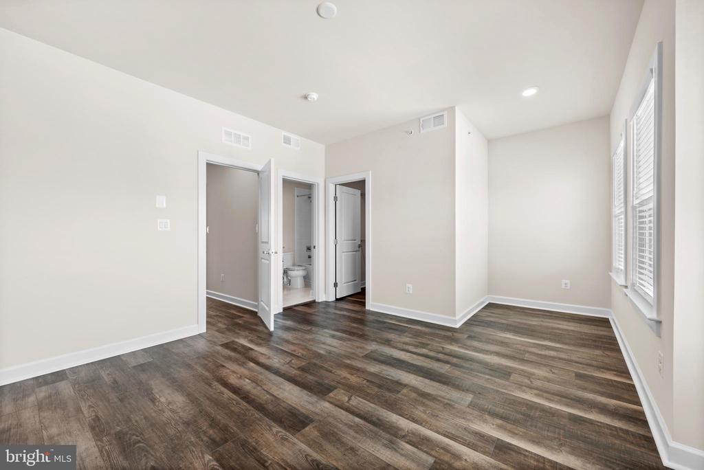 13039 HATTONTOWN SQUARE