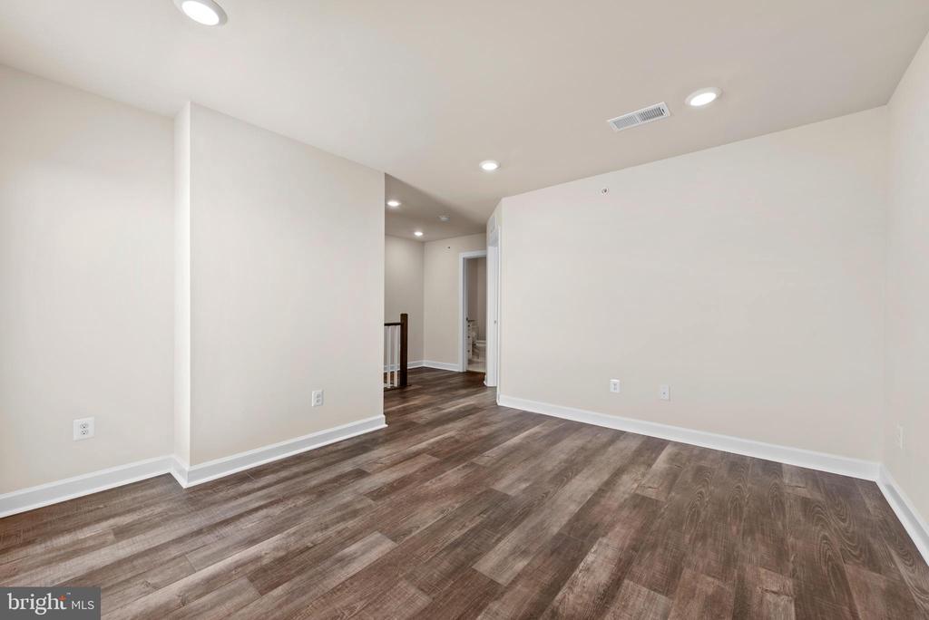 13039 HATTONTOWN SQUARE