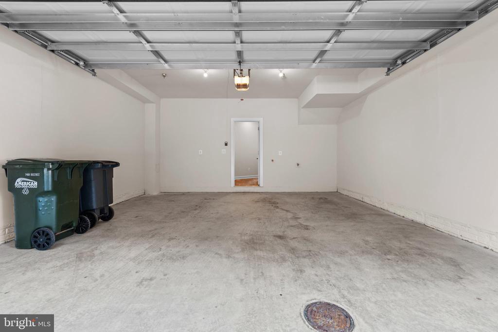 13039 HATTONTOWN SQUARE