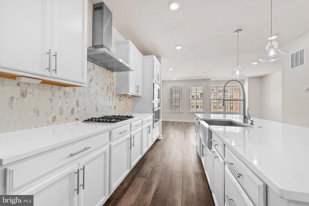 13039 HATTONTOWN SQUARE