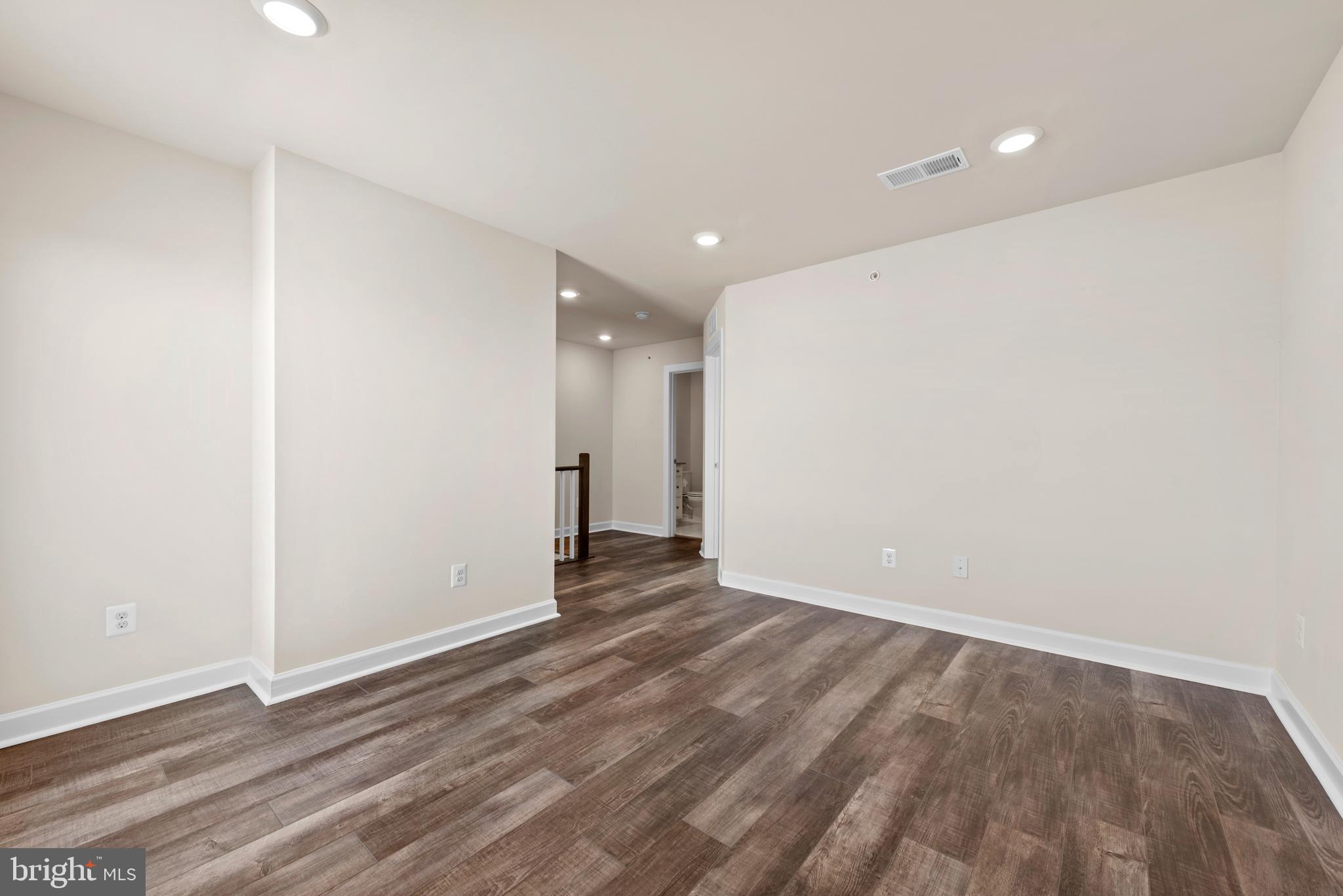 13039 HATTONTOWN SQUARE