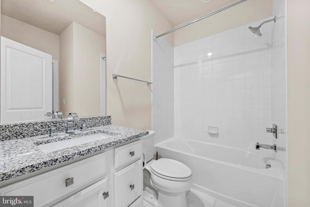 13039 HATTONTOWN SQUARE