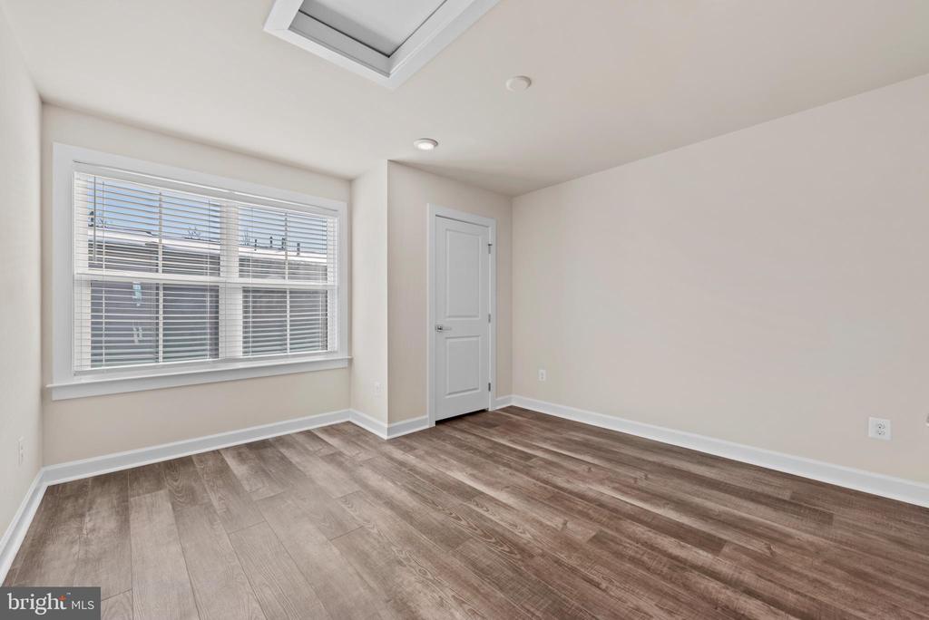 13039 HATTONTOWN SQUARE
