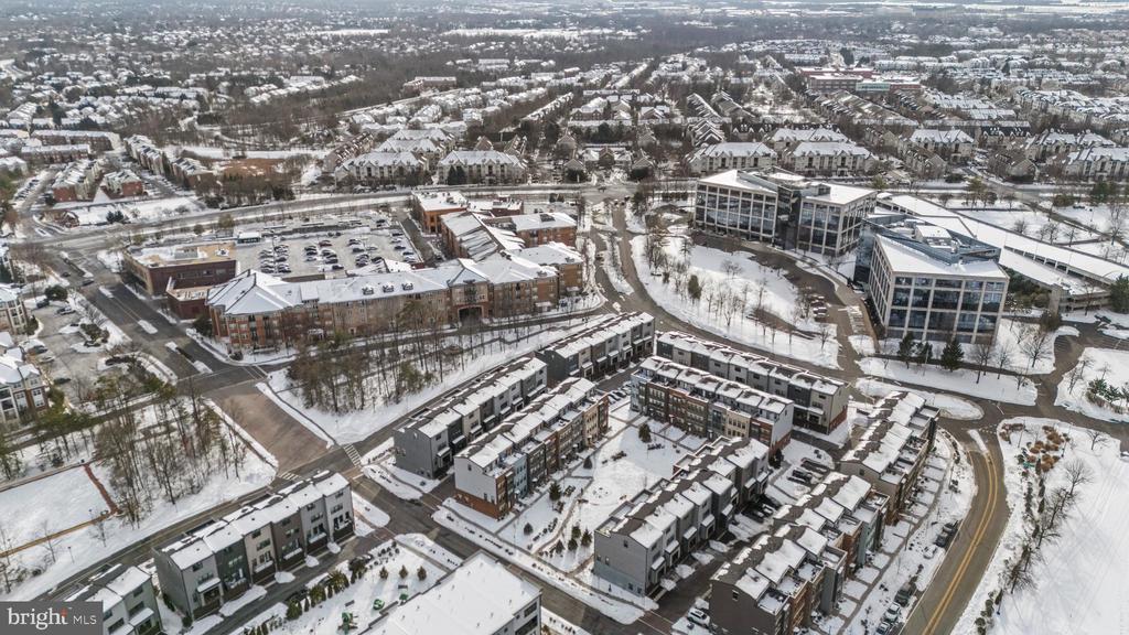 13039 HATTONTOWN SQUARE