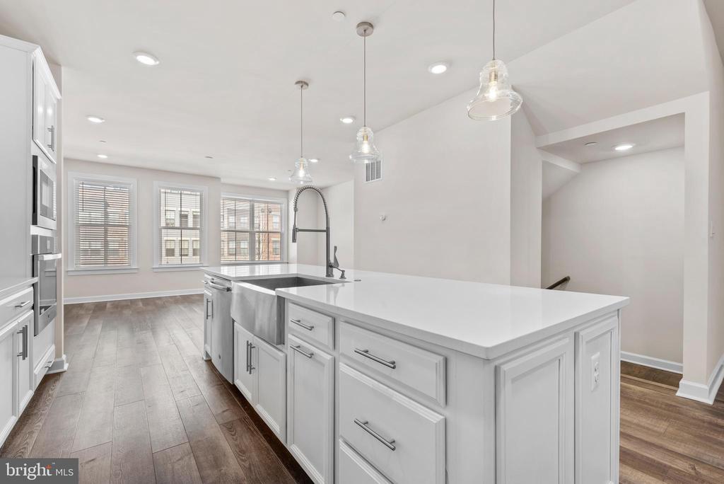 13039 HATTONTOWN SQUARE