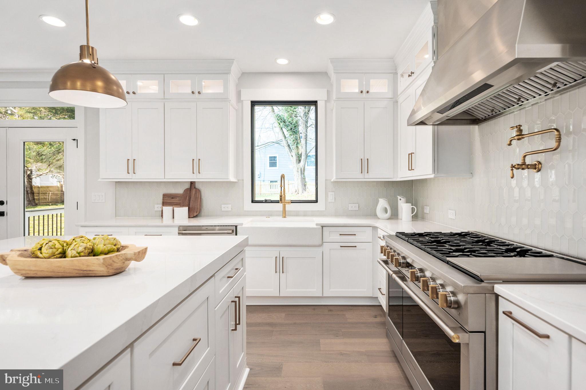 1022 HILLCREST DRIVE SW