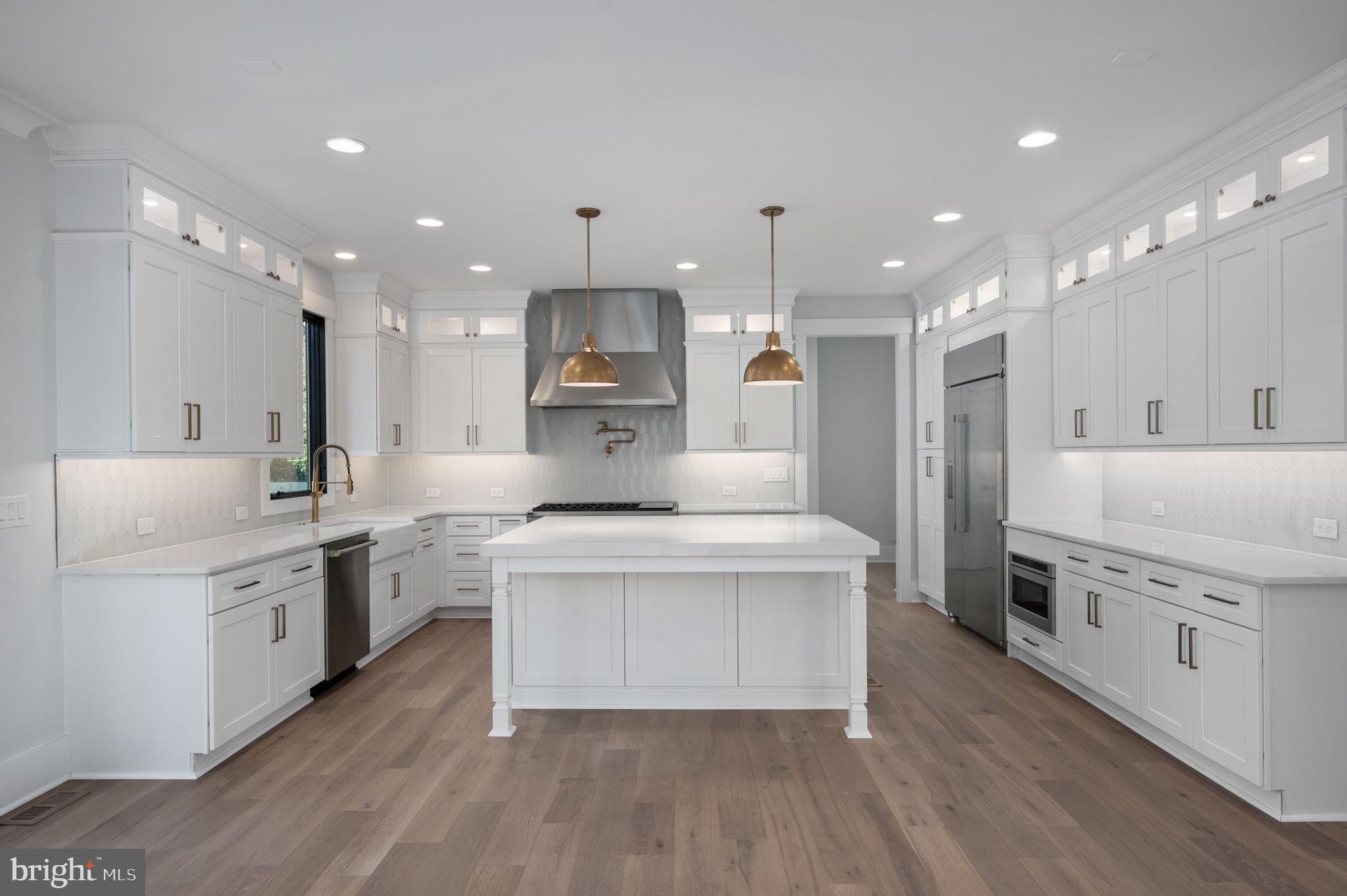 1022 HILLCREST DRIVE SW