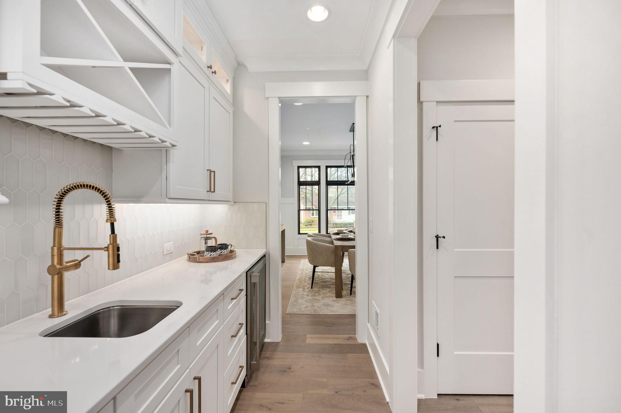 1022 HILLCREST DRIVE SW