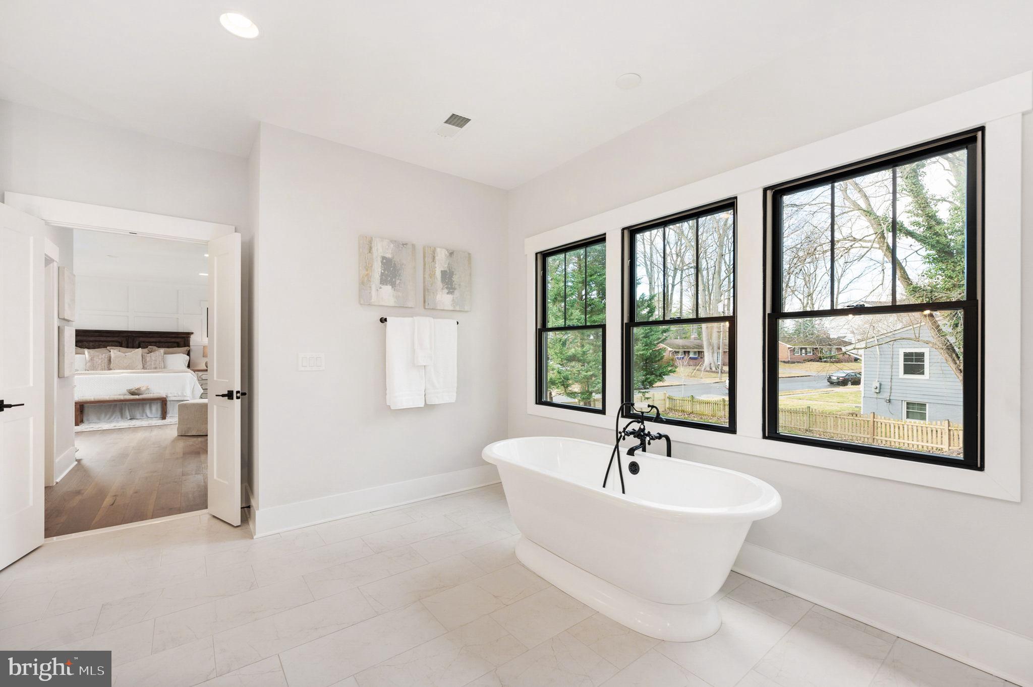 1022 HILLCREST DRIVE SW