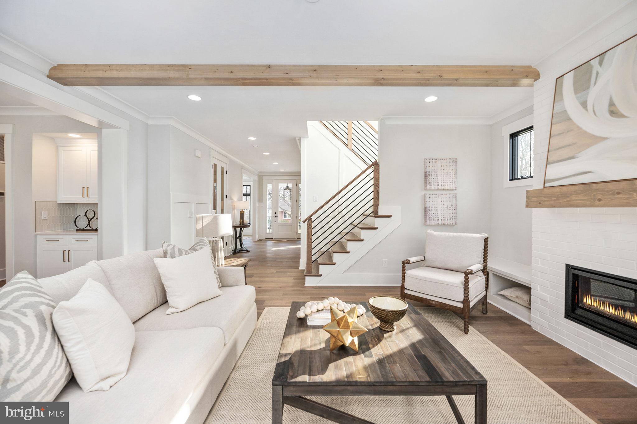 1022 HILLCREST DRIVE SW