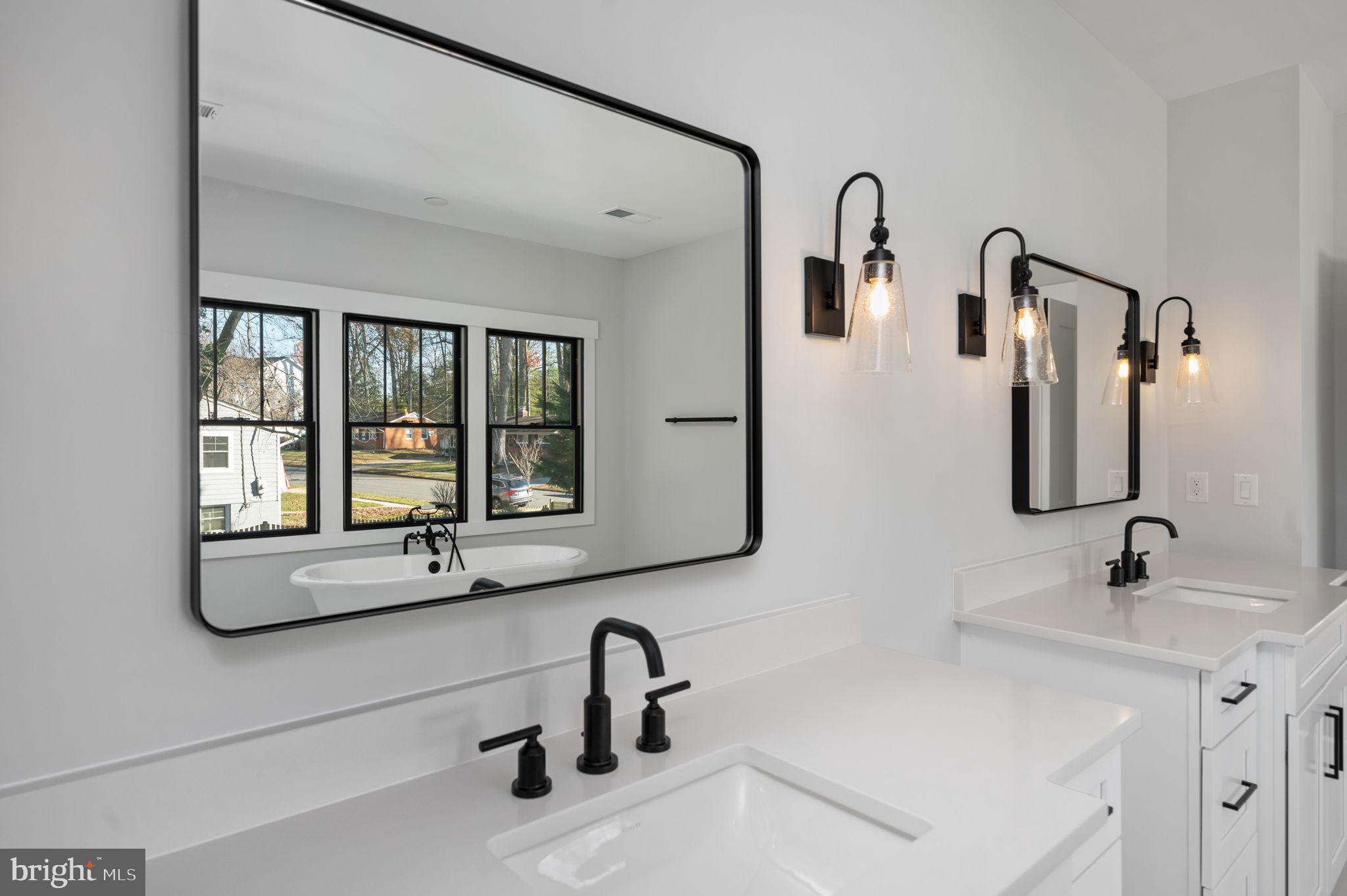 1022 HILLCREST DRIVE SW