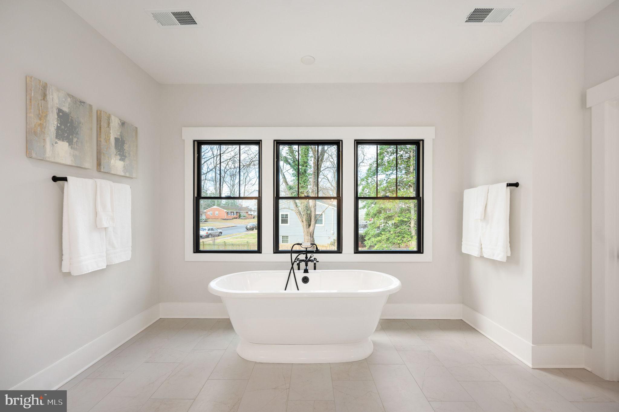 1022 HILLCREST DRIVE SW