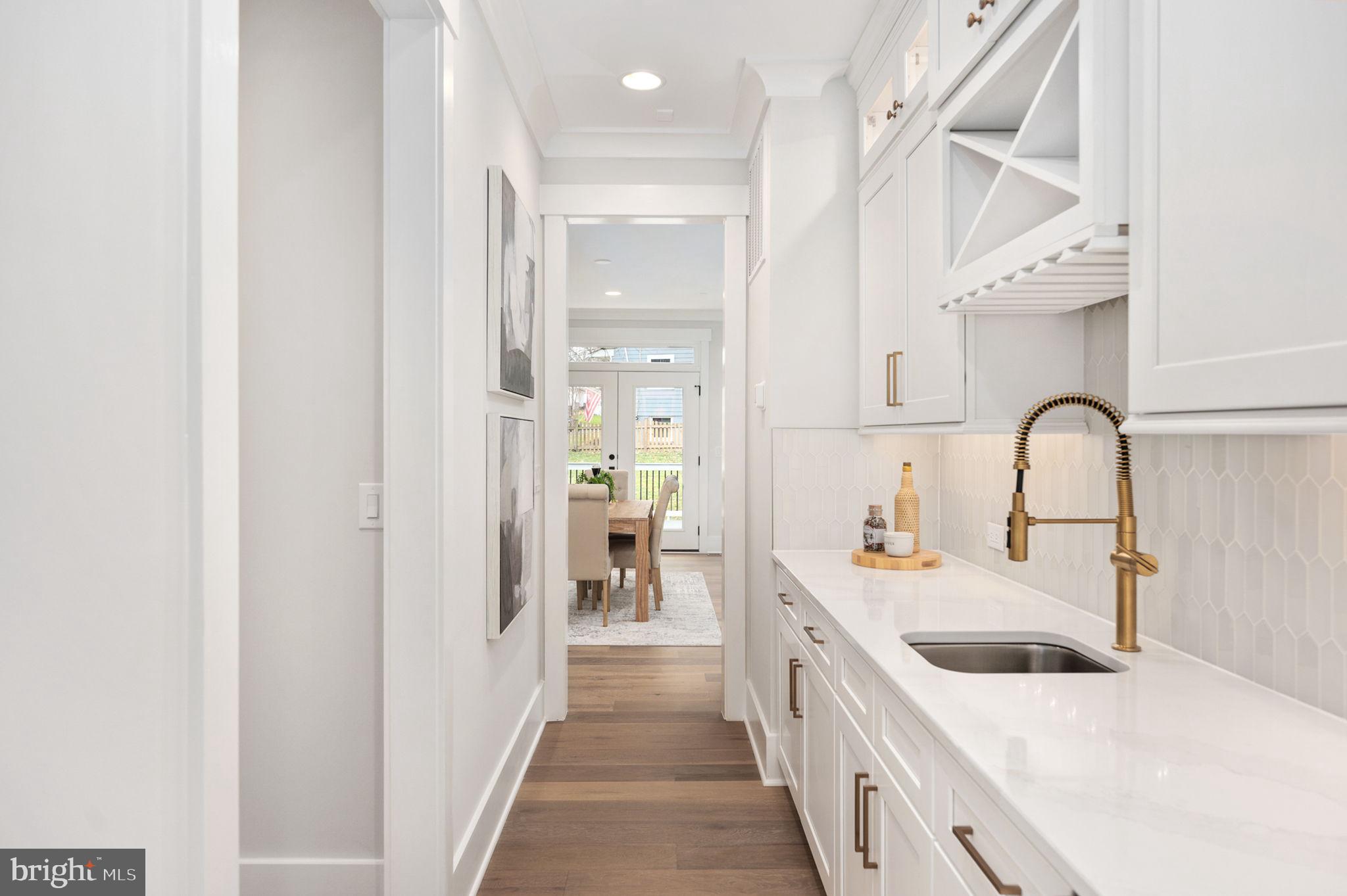 1022 HILLCREST DRIVE SW