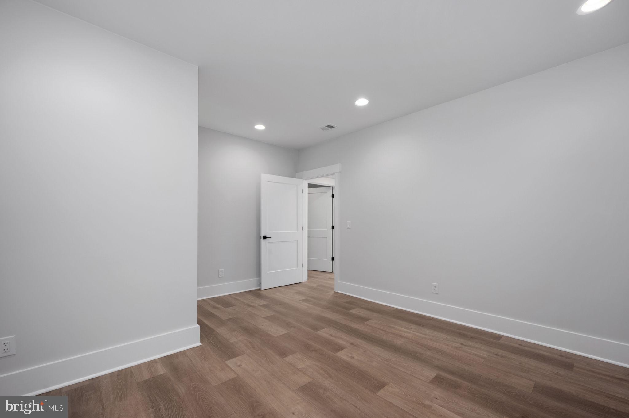 1022 HILLCREST DRIVE SW