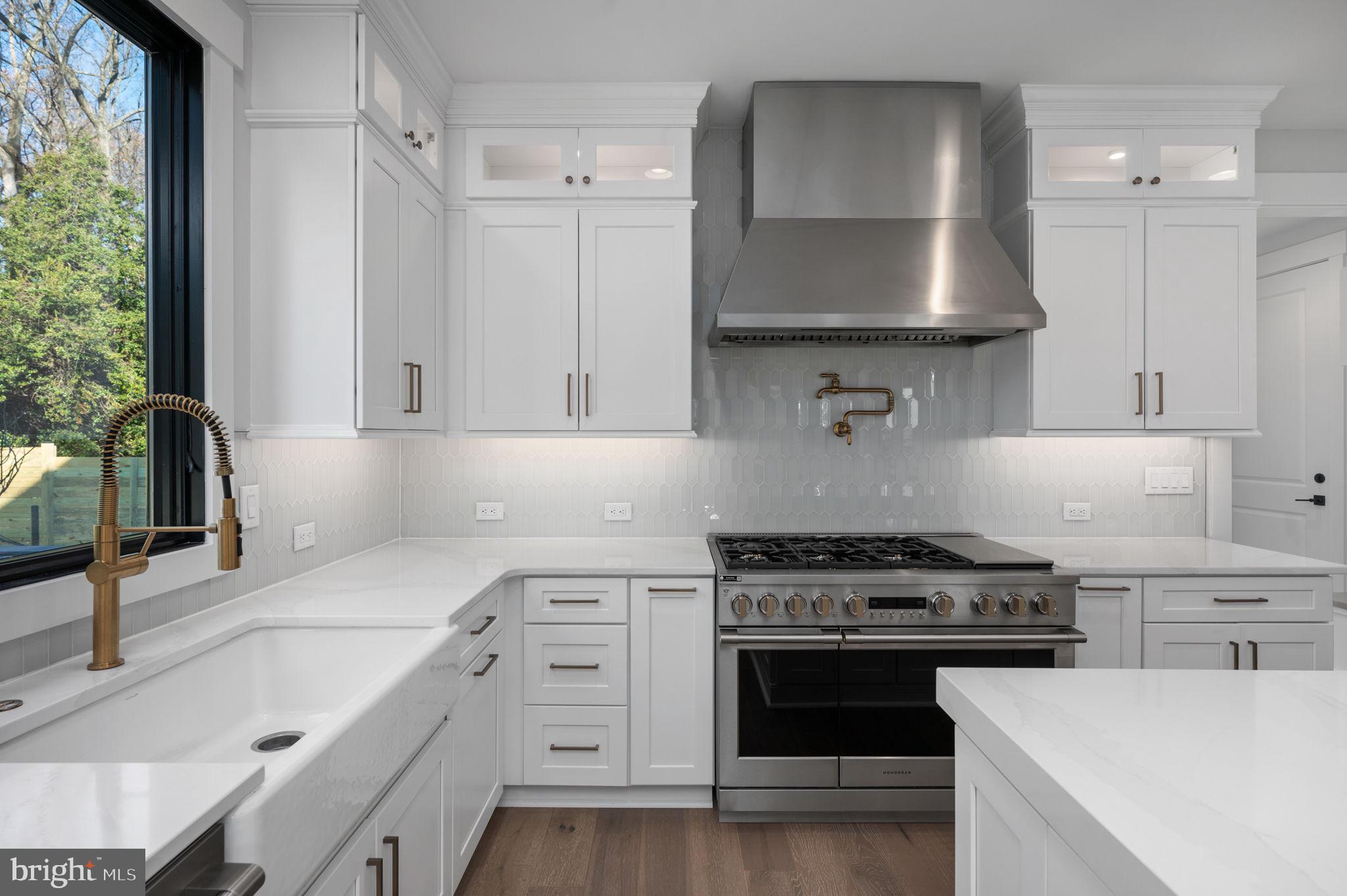 1022 HILLCREST DRIVE SW