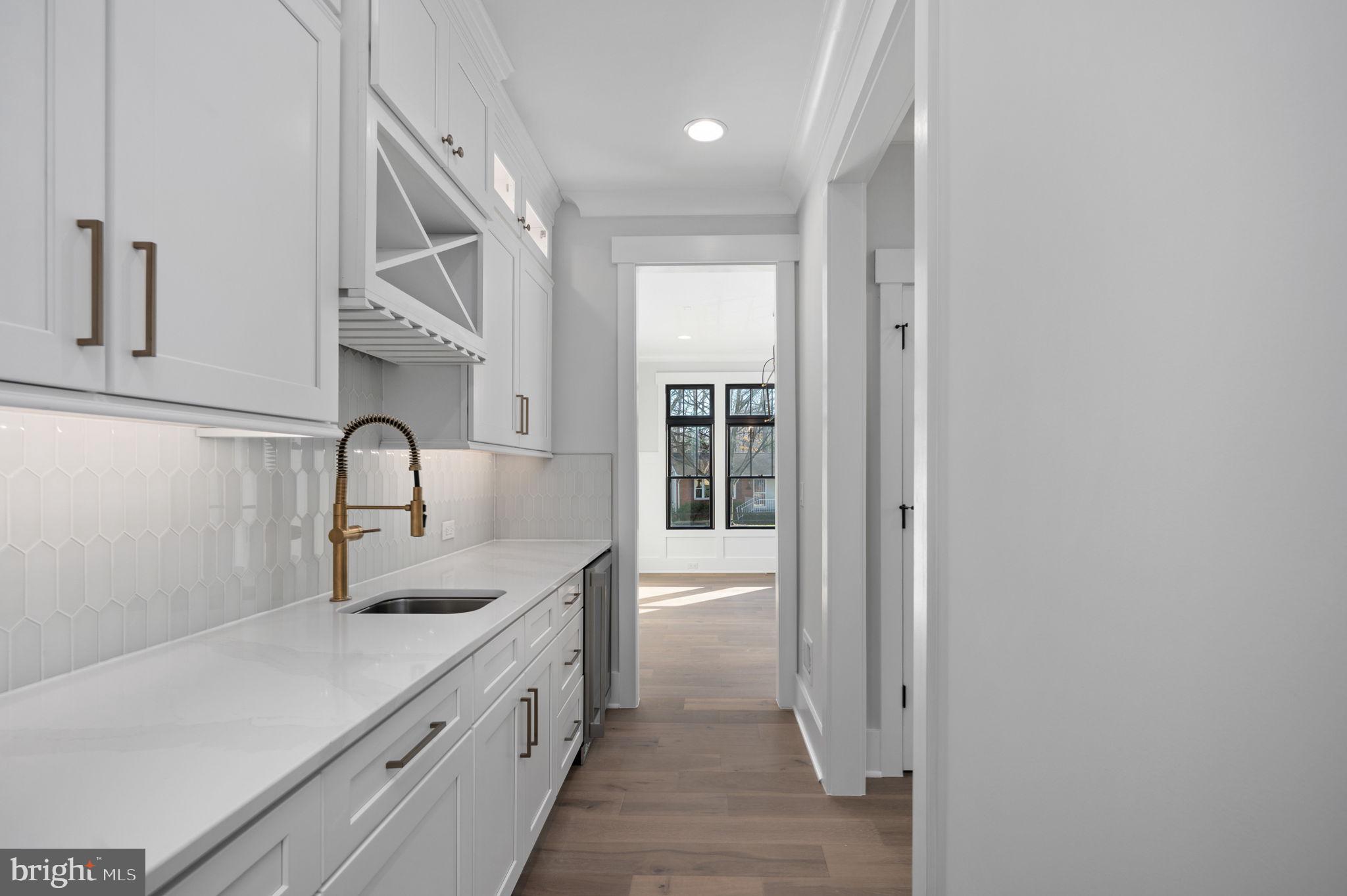 1022 HILLCREST DRIVE SW