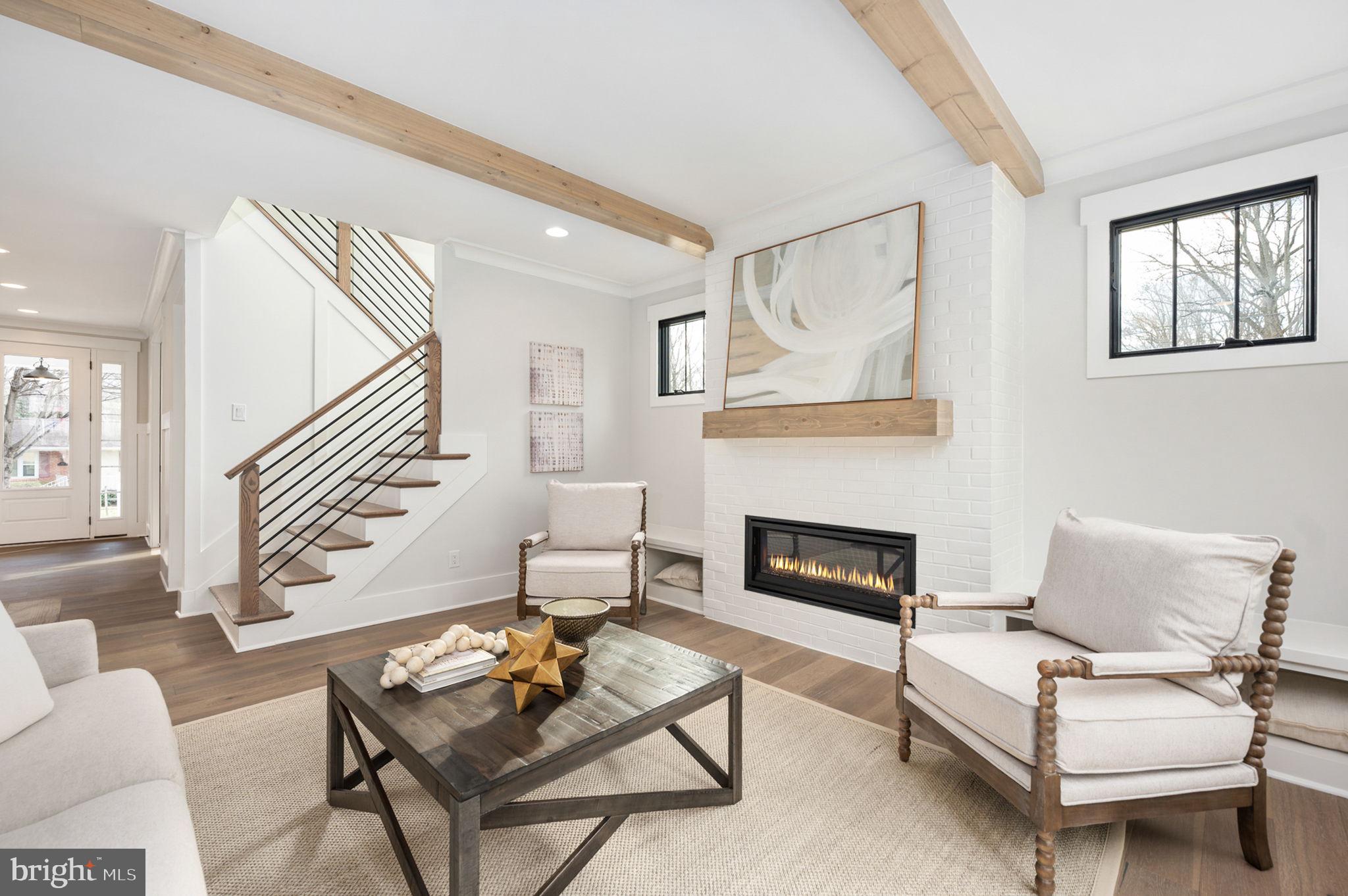 1022 HILLCREST DRIVE SW