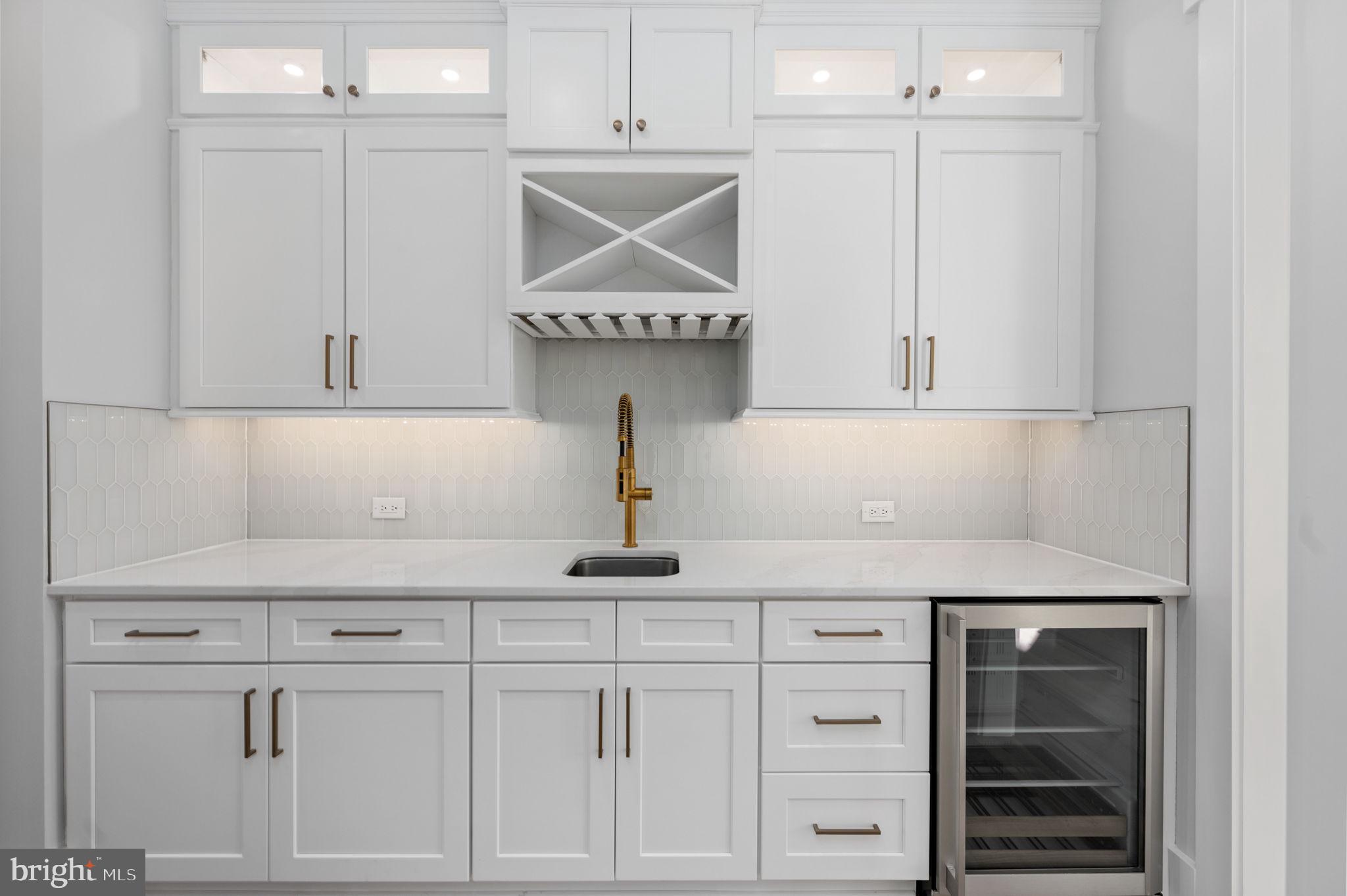 1022 HILLCREST DRIVE SW