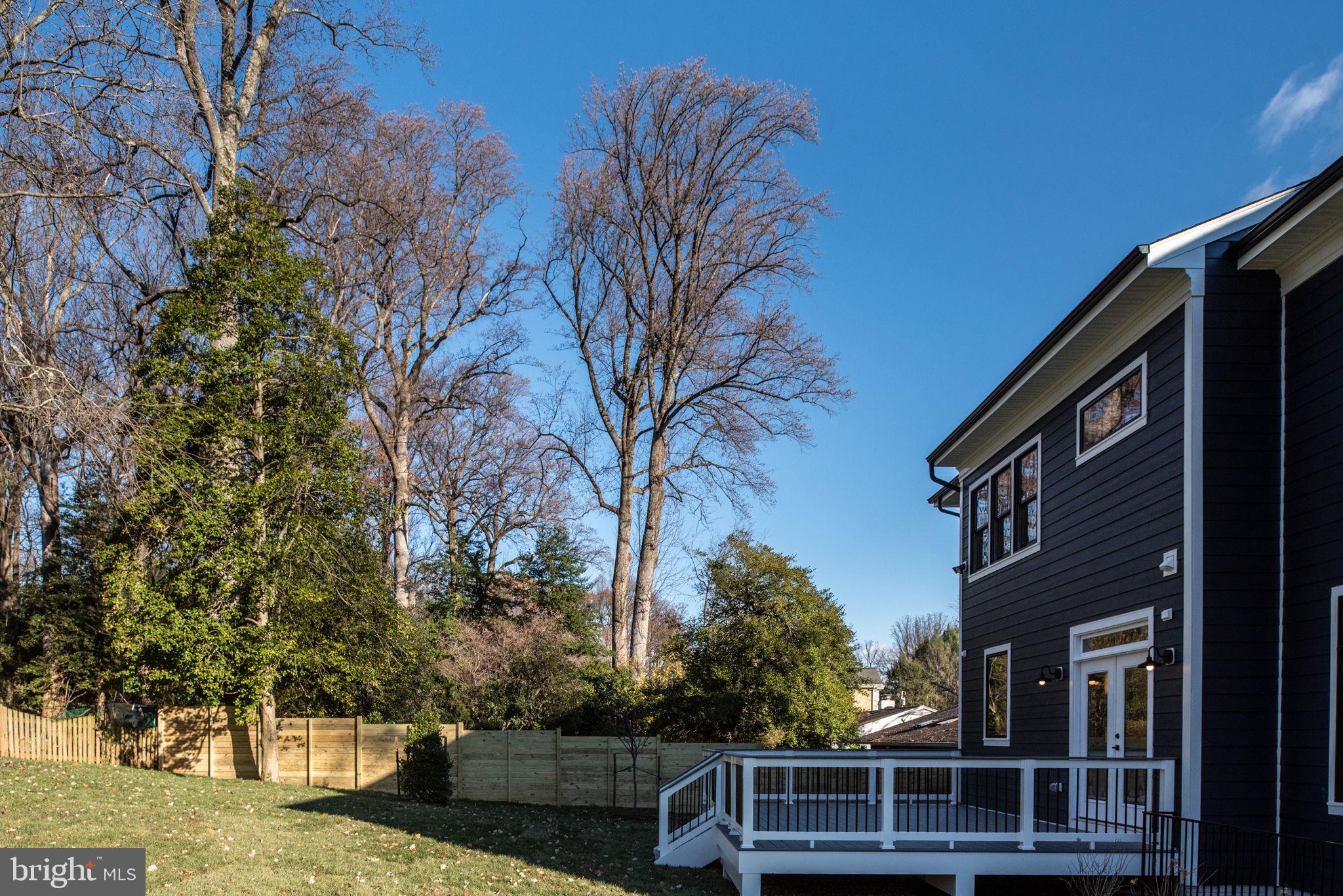 1022 HILLCREST DRIVE SW