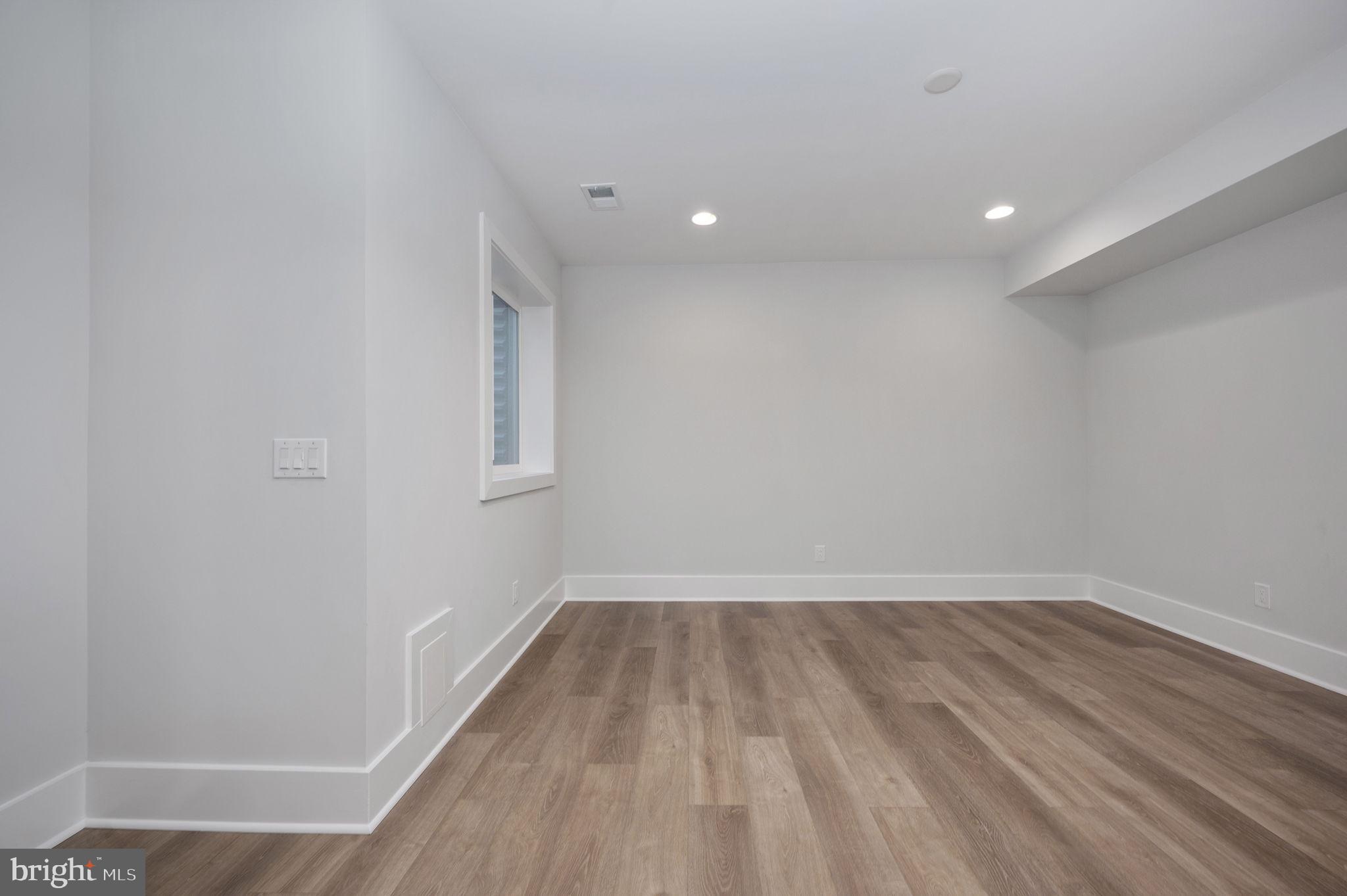 1022 HILLCREST DRIVE SW