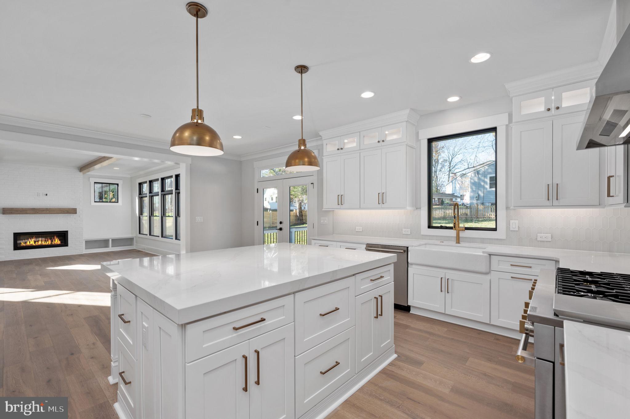 1022 HILLCREST DRIVE SW