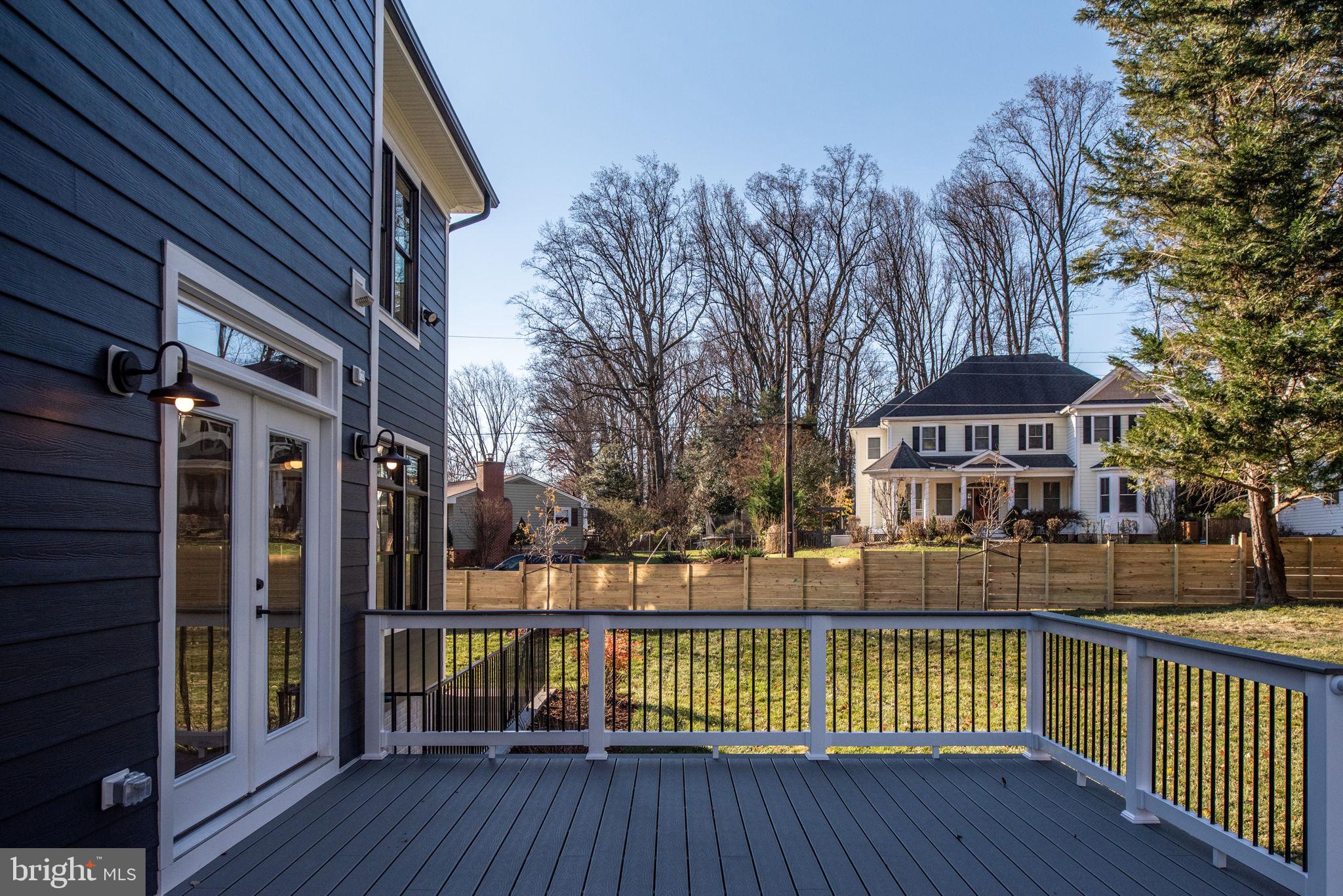 1022 HILLCREST DRIVE SW