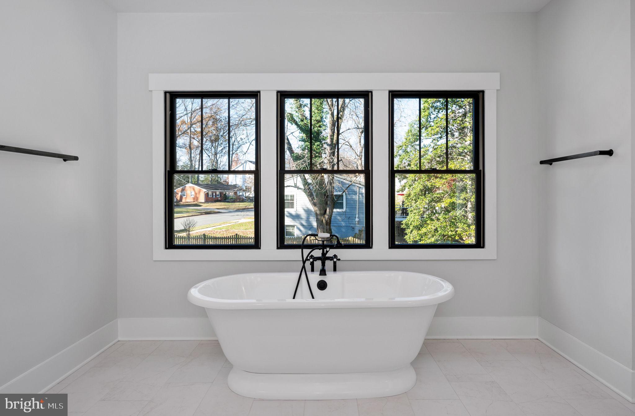 1022 HILLCREST DRIVE SW