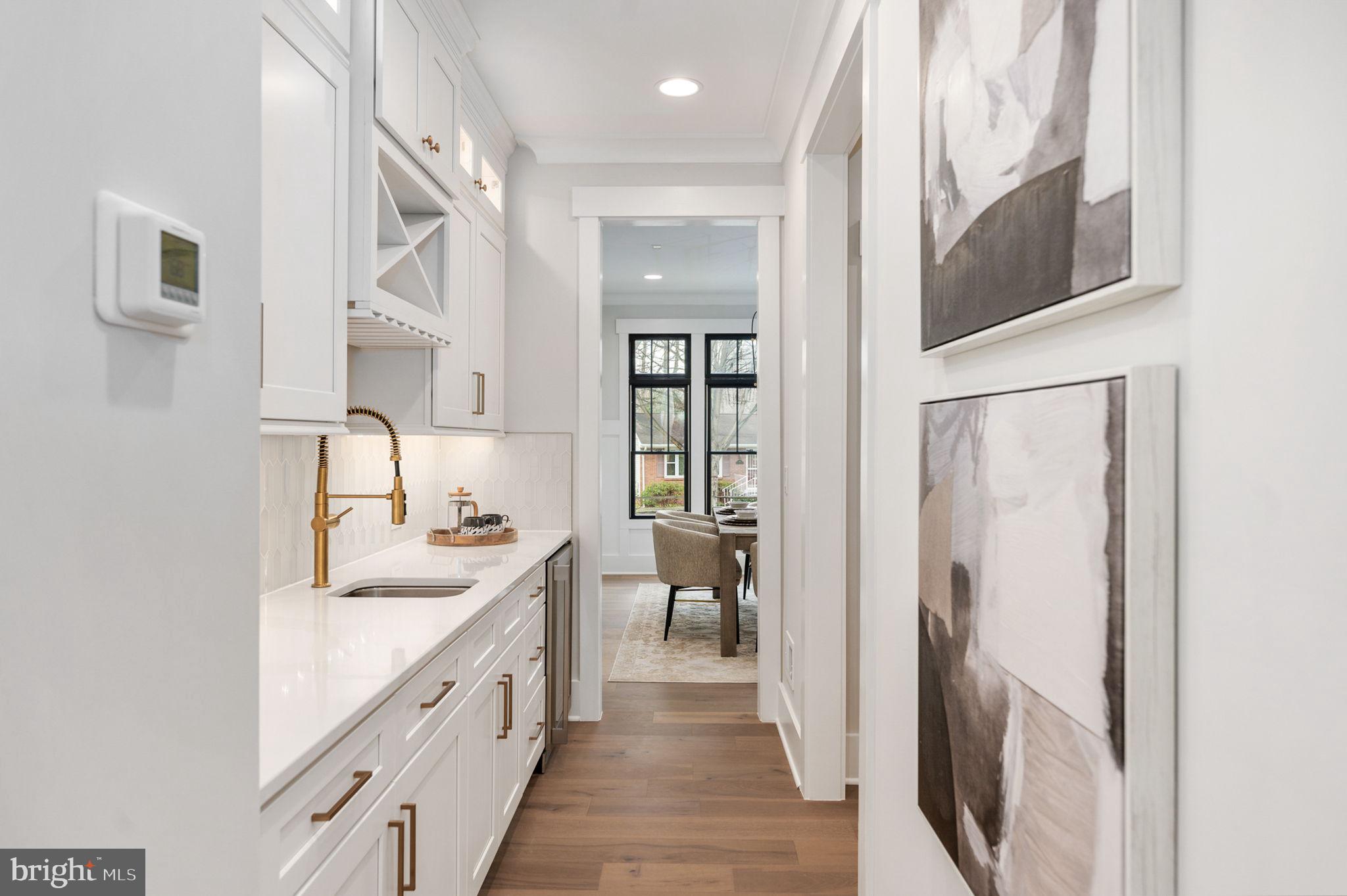 1022 HILLCREST DRIVE SW