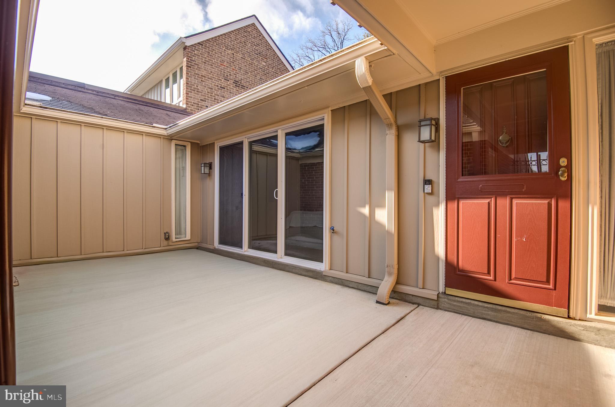 2800 OAKTON MANOR COURT