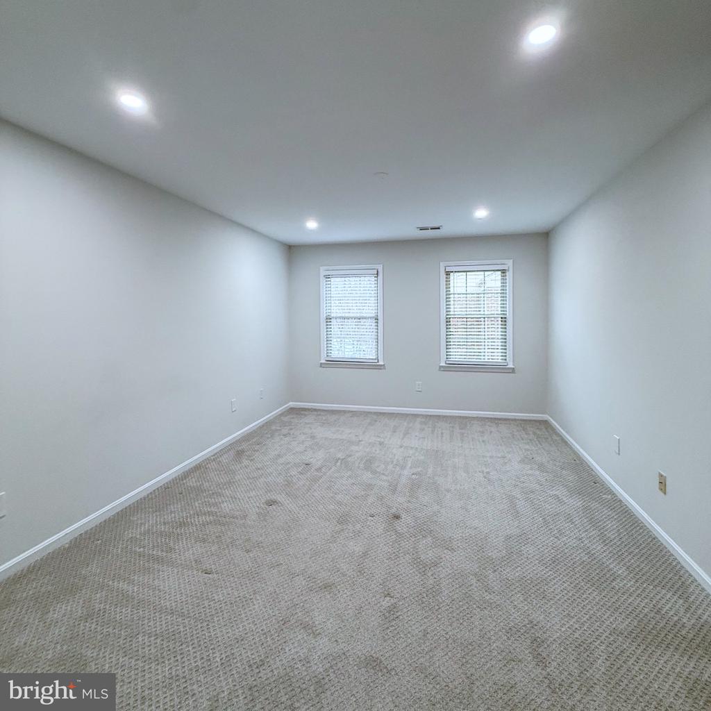 10321 HAMPSHIRE GREEN AVENUE