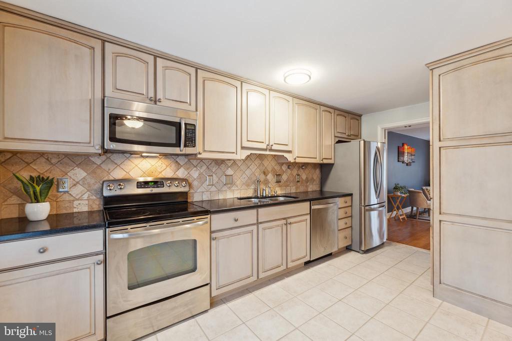 8112 RHODELL LANE