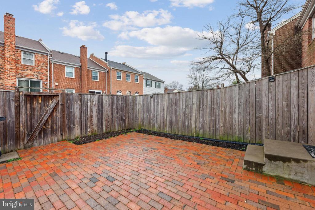 8112 RHODELL LANE