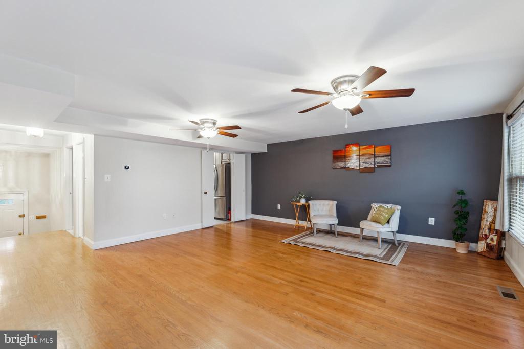 8112 RHODELL LANE