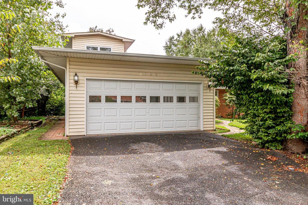 6525 BYRNES DRIVE