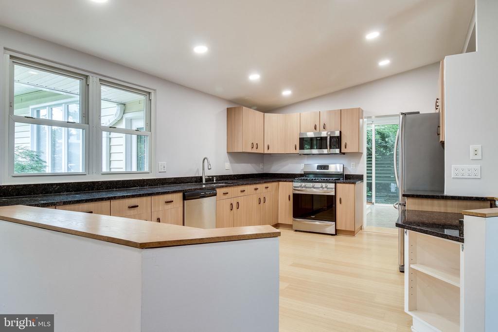 6525 BYRNES DRIVE