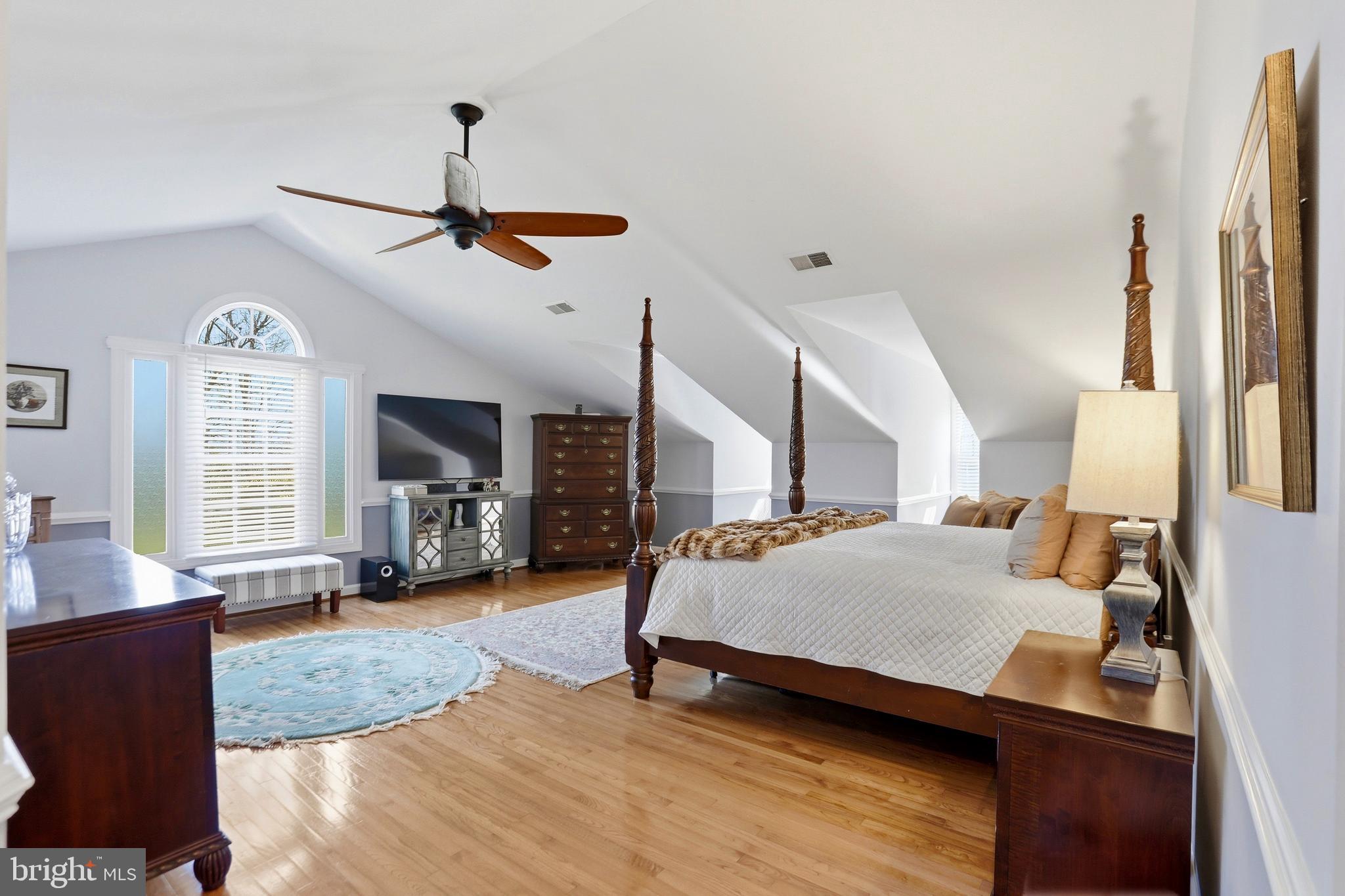 1235 TOTTENHAM COURT